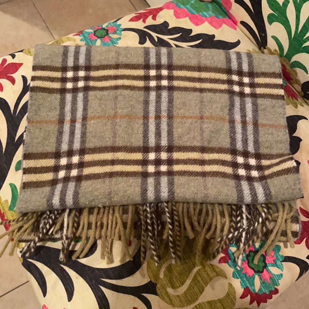 Burberry scarf 🧣 - Picture 5 of 5